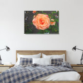 Eine einzelne orangefarbene Blume Leinwanddruck (Insitu (Schlafzimmer))