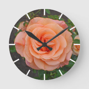 Eine einzelne orangefarbene Blume Runde Wanduhr