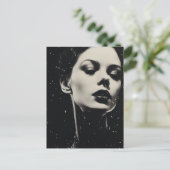 Eine einzigartige himmlische Frau in Schwarz-Weiß Postkarte (Stehend Vorderseite)