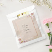 Eine elegante, blumengeschmückte Rose Geschenktütchen (Versiegelt)