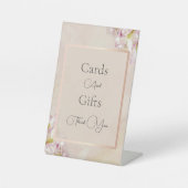 Eine elegante blumengeschmückte Rose mit Gold und Sockelschild (Vorderseite)