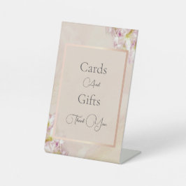 Eine elegante blumengeschmückte Rose mit Gold und Sockelschild