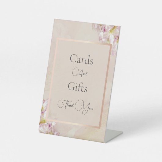 Eine elegante blumengeschmückte Rose mit Gold und Sockelschild (Vorderseite)