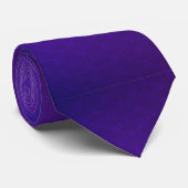 Eine elegante, lebendige violette Krawatte  (Gerollt)