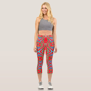 Eine elegante mehrfarbige Stoffmuster-Mütze Capri Leggings