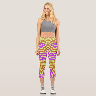 Eine elegante, vielfarbige Oberteil aus Stoff Capri Leggings
