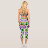 Eine elegante, vielfarbige Oberteil aus Stoff Capri Leggings (Rückseite)