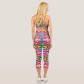 Eine elegante, vielfarbige Oberteil aus Stoff Capri Leggings (Rückseite)