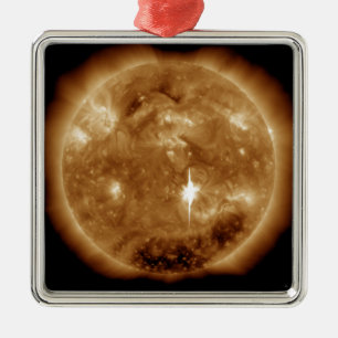 Eine enorme X-klasse Sonneneruption bricht auf dem Silbernes Ornament
