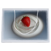 Eine Erdbeere in einer Tasse Große Geschenktüte (Vorderseite)