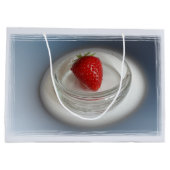 Eine Erdbeere in einer Tasse Große Geschenktüte (Rückseite)