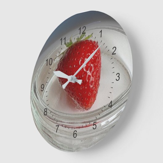 Eine Erdbeere in einer Tasse Große Wanduhr (Winkel)