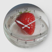 Eine Erdbeere in einer Tasse Große Wanduhr (Vorderseite)