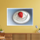 Eine Erdbeere in einer Tasse Leinwanddruck (Insitu (Wohnzimmer))