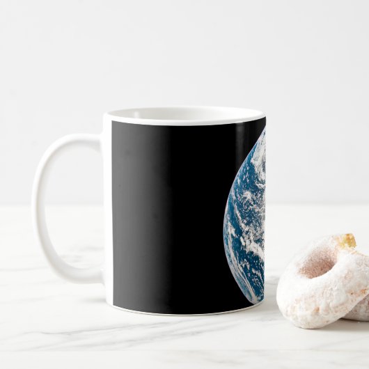 Eine Erde, die aus der Apollo 10 Raumsonde stammt. Kaffeetasse (Mit Donut)