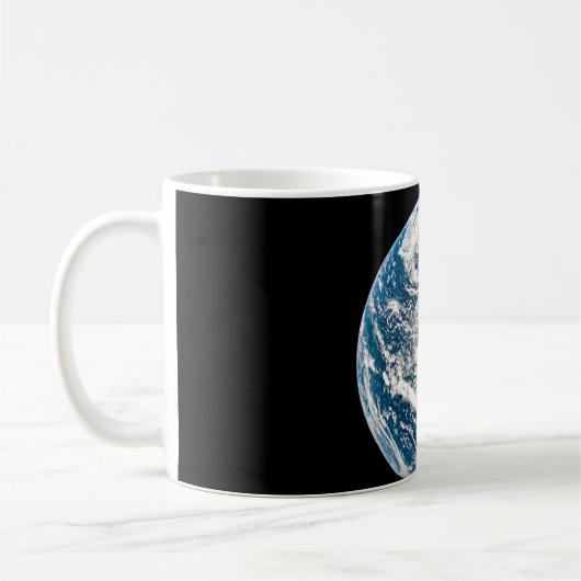 Eine Erde, die aus der Apollo 10 Raumsonde stammt. Kaffeetasse (Links)