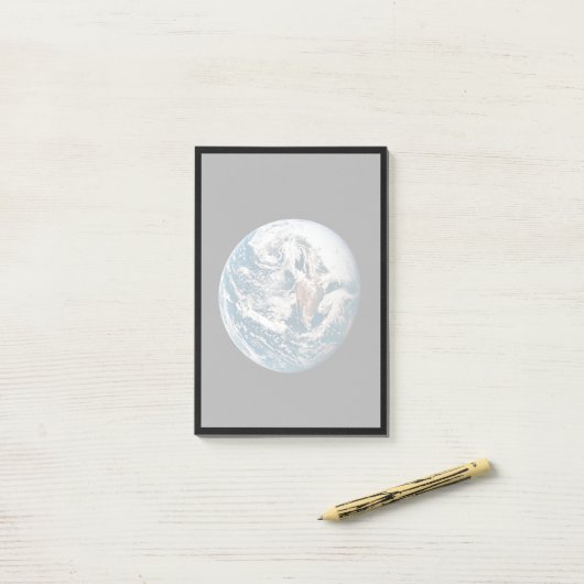 Eine Erde, die aus der Apollo 10 Raumsonde stammt. Post-it Klebezettel (Auf Schreibtisch)