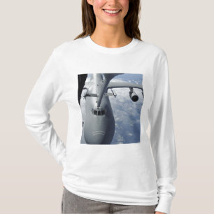 Eine Ergänzung KC-10 bereitet vor sich, T-Shirt