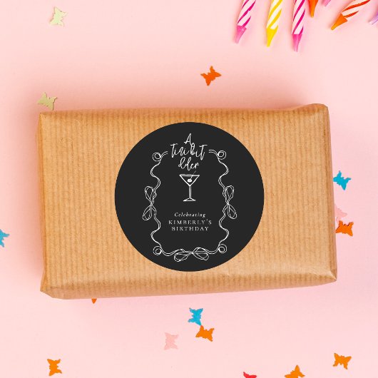 Eine etwas ältere Martini Black Birthday Party Runder Aufkleber