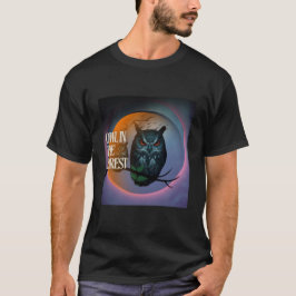 Eine Eule trotzt der Dunkelheit des Waldes T-Shirt