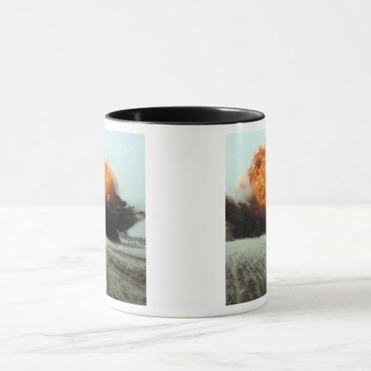 Eine Explosion bricht aus Tasse (Zentrum)