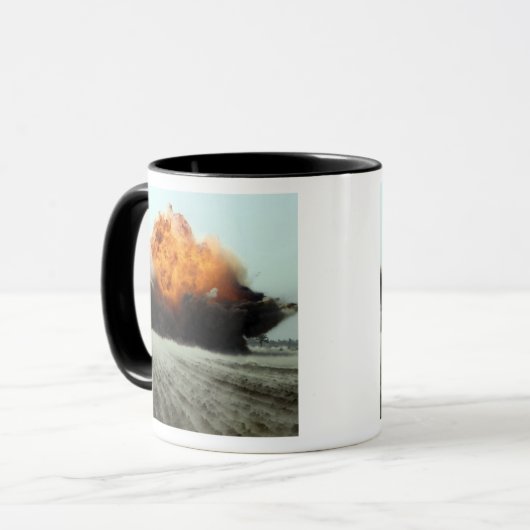 Eine Explosion bricht aus Tasse (Vorderseite Links)