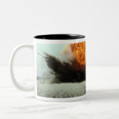 Eine Explosion bricht aus Zweifarbige Tasse (Links)