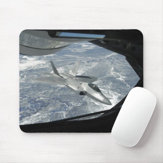 Eine F-22 Raptor-Bank weg von einer KC-135 Mousepad (Mit Mouse)