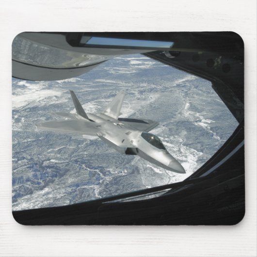 Eine F-22 Raptor-Bank weg von einer KC-135 Mousepad (Vorne)