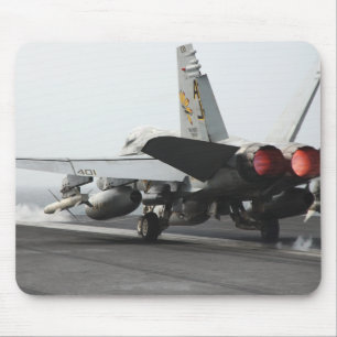 Eine F/A-18C Hornisse startet vom Führerraum 2 Mousepad