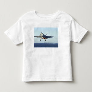 Eine F/A-18C Hornisse startet vom Führerraum Kleinkind T-shirt