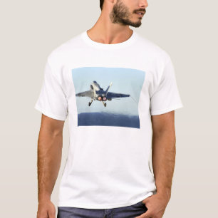 Eine F/A-18C Hornisse startet vom Führerraum T-Shirt