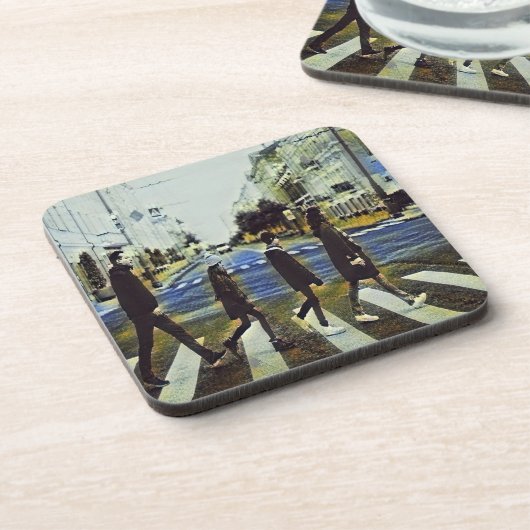 Eine Familie, die die Straße überquert Getränkeuntersetzer (Linke Seite)