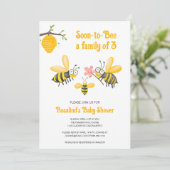 Eine Familie mit 3 Kinderduschen lädt bald zu Bee Einladung (Stehend Vorderseite)