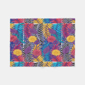 eine farbenfrohe Blume und ein Muster der Blätter  Fleecedecke (Vorderseite (Horizontal))