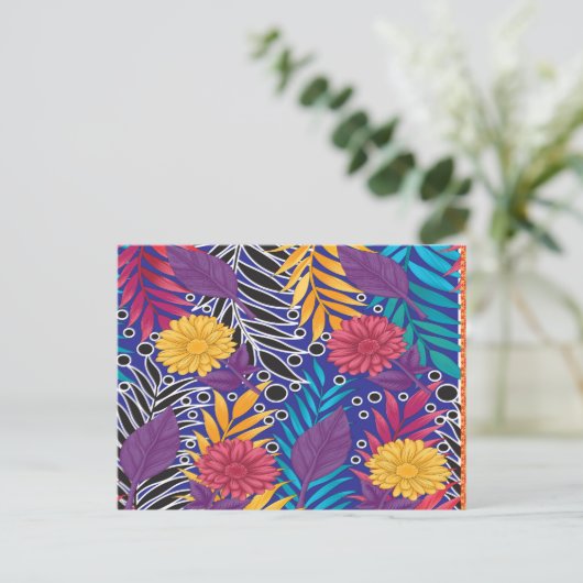 eine farbenfrohe Blume und ein Muster der Blätter Postkarte (Stehend Vorderseite)
