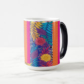 eine farbenfrohe Blume und ein Muster der Blätter Verwandlungstasse (VorderseiteRechts)