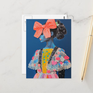 Eine farbenfrohe Dame mit einer großen Schleife au Postkarte