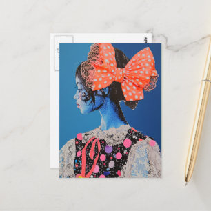 Eine farbenfrohe Dame mit einer großen Schleife Co Postkarte