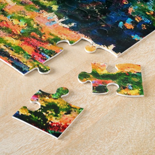 Eine farbenfrohe Katze, die bei Sonnenlicht an der Puzzle (Seite)