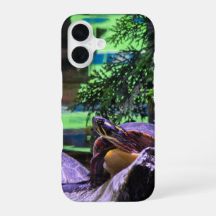 eine farbenfrohe Schildkröte umgeben von üppigen g iPhone 16 Hülle