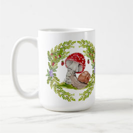 Eine farbenfrohe Waldfliege und eine Schnecke Kaffeetasse