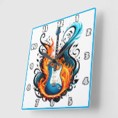 Eine feurig blaue Gitarre, umgeben von Flammen Quadratische Wanduhr (Winkel)