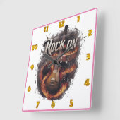 Eine feurige Gitarre, die durch die Nacht radelt Quadratische Wanduhr (Winkel)