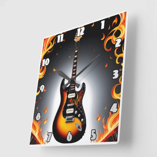 Eine feurige Gitarre im Rampenlicht Quadratische Wanduhr (Winkel)