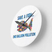 EINE FISCHENENVERSCHMUTZUNG gerettet Runde Wanduhr (Winkel)