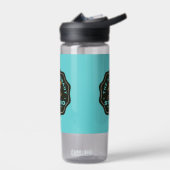 Eine Flasche Trinkwasser mit attraktivem Logo (Links)