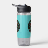 Eine Flasche Trinkwasser mit attraktivem Logo (Rechts)