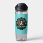 Eine Flasche Trinkwasser mit attraktivem Logo (Rückseite)