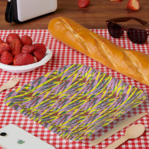 Eine flauschig graue Katze mit grünen Augen sitzt  Pappteller